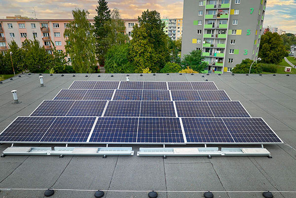 Egin, Nettoyage de panneaux solaires photovoltaïques sur toiture immeuble